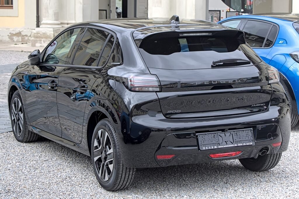 Peugeot 208 restylée noire, vue arrière, photo d'illustration