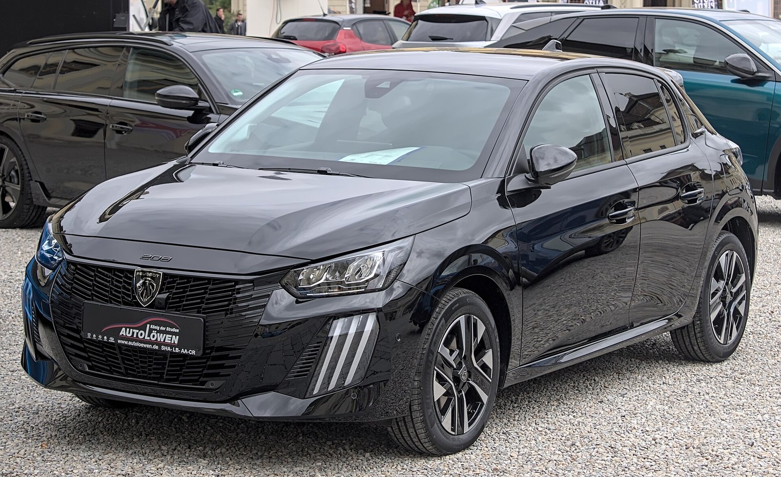Peugeot 208 restylée noire, vue avant, photo d'illustration