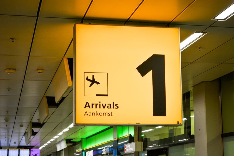 Panneau Arrivées dans un terminal d'aéroport