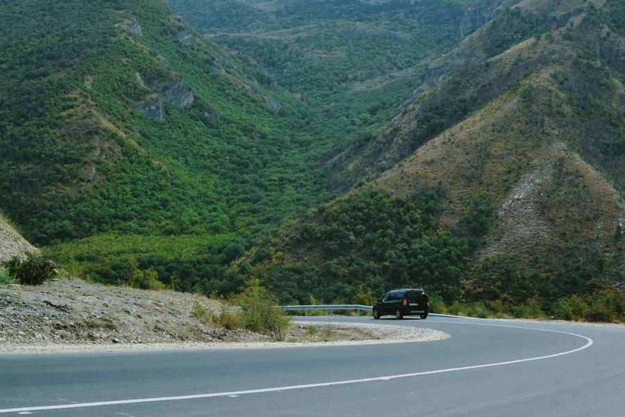 Voiture sur une route de montagne